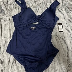 Nine West Twist Front One-Piece
Swimsuit Black NWT SIZE XXL